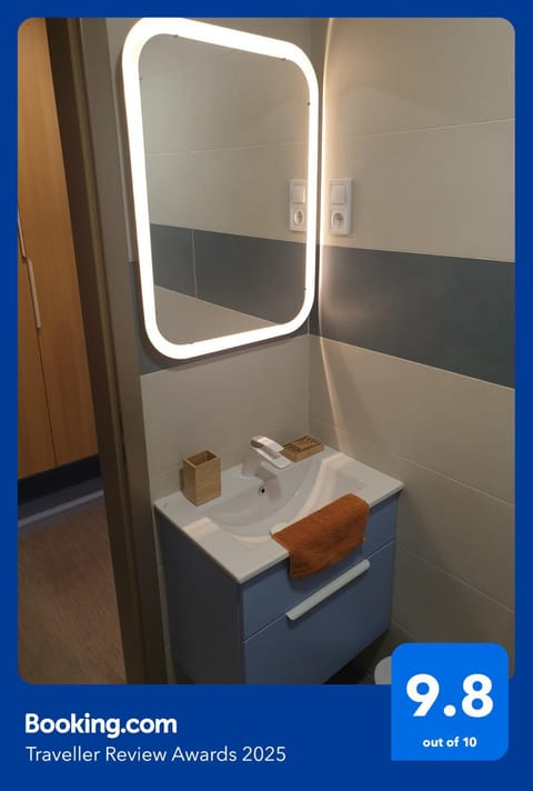 Toilet, People, People, People, Bathroom, Other, Other, Other, Photo of the whole room, On site, Guests, Guests, Guests, Area and facilities, Area and facilities, Area and facilities, children, children, children, young children, young children, young children, older children, older children, older children, Family, Family, Family, furniture, furniture, furniture, hair dryier, heating, heating, soundproof, towels, towels, washing machine, washing machine, washing machine, elevator, air conditioner, air conditioner