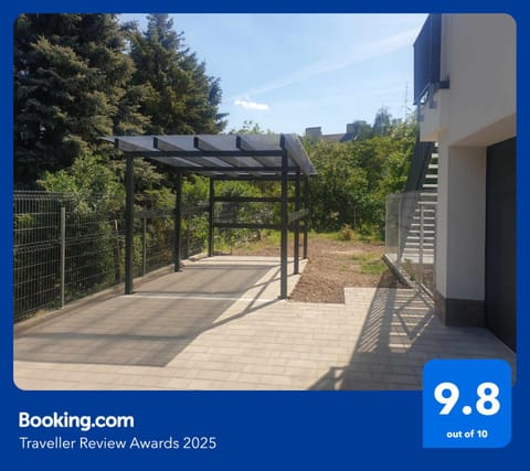 Off site, Day, People, People, People, Garden, Other, Other, Other, On site, Guests, Guests, Guests, Area and facilities, Area and facilities, Area and facilities, Location, children, children, children, young children, young children, young children, older children, older children, older children, Family, Family, Family, Parking