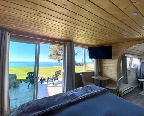 Communal lounge/ TV room, Bed, Balcony/Terrace, Seating area, Bedroom, Sea view