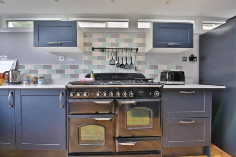 Elegant Victorian Home with Pool Table & Parking Bed and Breakfast in Cardiff