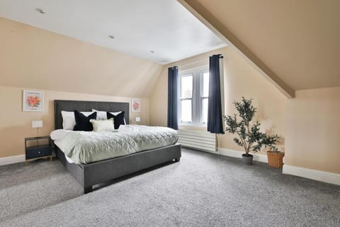 Elegant Victorian Home with Pool Table & Parking Bed and Breakfast in Cardiff