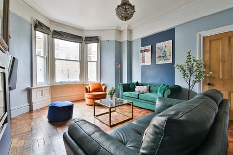 Elegant Victorian Home with Pool Table & Parking Bed and Breakfast in Cardiff