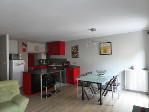 Kitchen or kitchenette, Dining area, stove