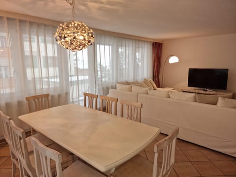 TV and multimedia, Balcony/Terrace, Seating area, Dining area
