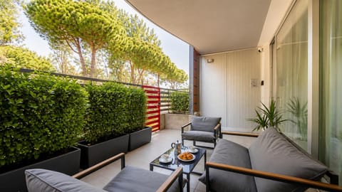 Property building, Balcony/Terrace, Balcony/Terrace