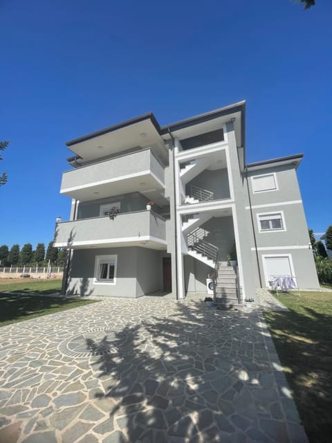 Property building, Day, Balcony/Terrace