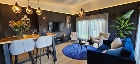 Seating area, Dining area