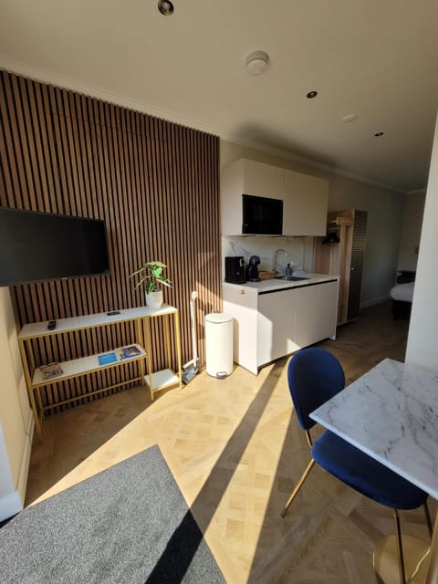 TV and multimedia, Coffee/tea facilities, Kitchen or kitchenette, Seating area