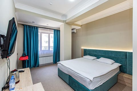 Bed, TV and multimedia, Bedroom