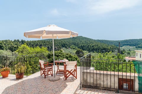 Property building, Day, Natural landscape, Dining area