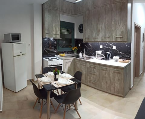 Coffee/tea facilities, Kitchen or kitchenette, Dining area, Meals, microwave, oven, stove