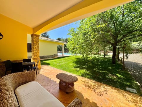 Property building, Natural landscape, Garden, Living room, Garden view, Pool view