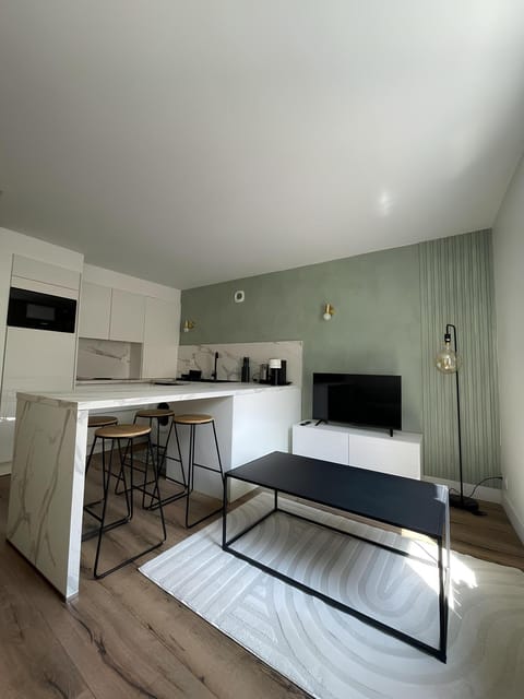 Communal lounge/ TV room, Living room, Lounge or bar, Seating area, stove, stove, kitchen, kitchen