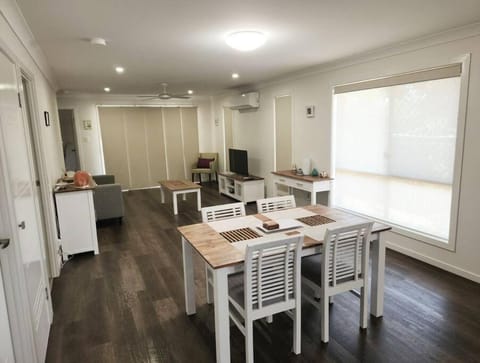 TV and multimedia, Living room, Seating area, Dining area