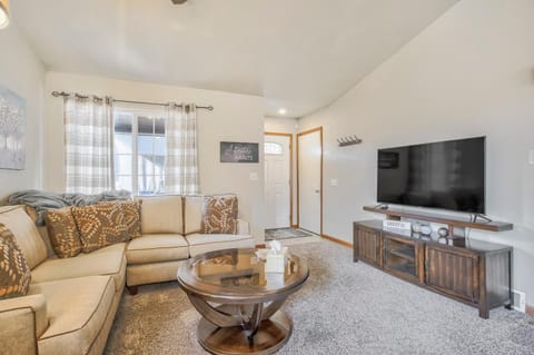 Hot Tub - Pet Friendly - 7 miles to Fort Carson House in Fort Carson