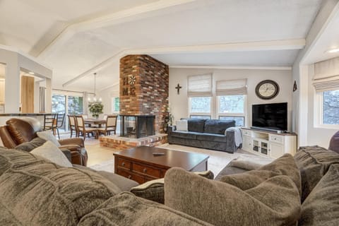 El Dorado- Cozy Retreat-Hot Tub-Upper Level House in Colorado Springs