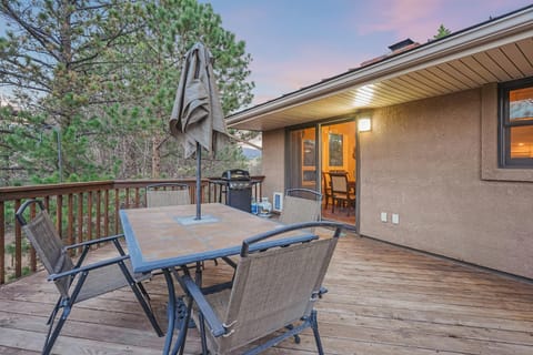 El Dorado- Cozy Retreat-Hot Tub-Upper Level House in Colorado Springs