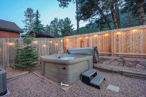 Hot Tub - Game Room - Wood Fireplace House in Cascade-Chipita Park