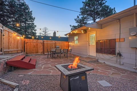 Hot Tub - Game Room - Wood Fireplace House in Cascade-Chipita Park