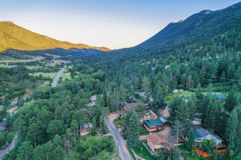 Hot Tub - Game Room - Wood Fireplace House in Cascade-Chipita Park