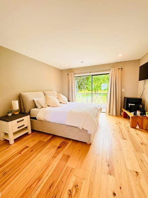 Bed, TV and multimedia, Evening entertainment, Bedroom