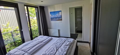 Breskens Chalet TIMEOUT Breskens mit Zaun Hausnr B26 House in Zeeland, Netherlands