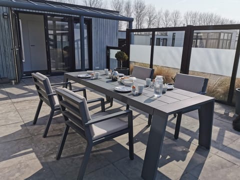 Breskens Chalet TIMEOUT Breskens mit Zaun Hausnr B26 House in Zeeland, Netherlands