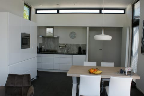 Breskens Chalet TIMEOUT Breskens mit Zaun Hausnr B26 House in Zeeland, Netherlands