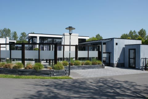 Breskens Chalet TIMEOUT Breskens mit Zaun Hausnr B26 House in Zeeland, Netherlands