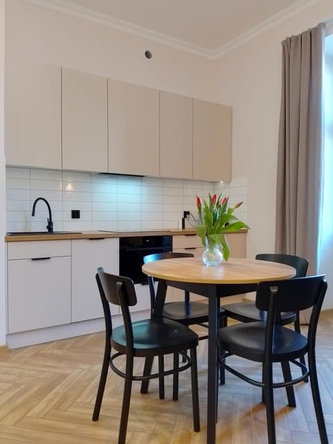 Kitchen or kitchenette, Dining area, stove
