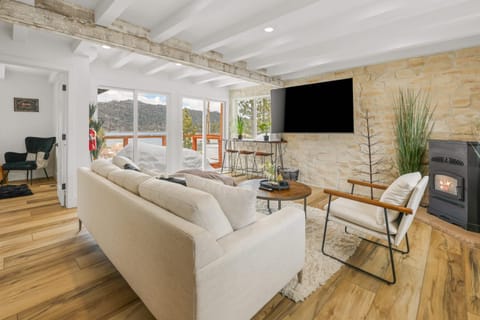 Luxe Lakefront with Hot Tub, Fire Pit, Game Room, Boat Dock House in Big Bear