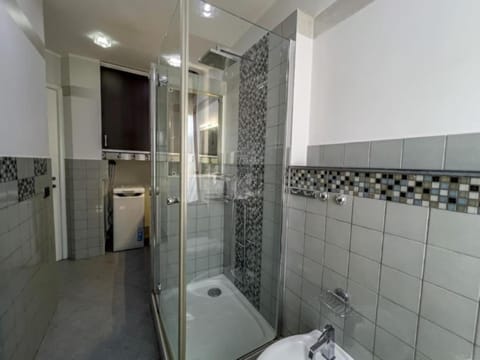 Shower, Toilet, Bathroom, washing machine, washing machine