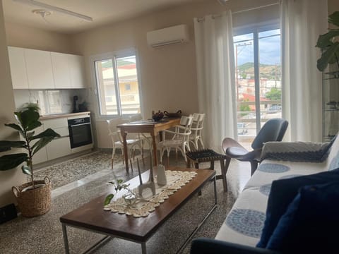 Kitchen or kitchenette, Living room, Seating area, Dining area, air conditioner