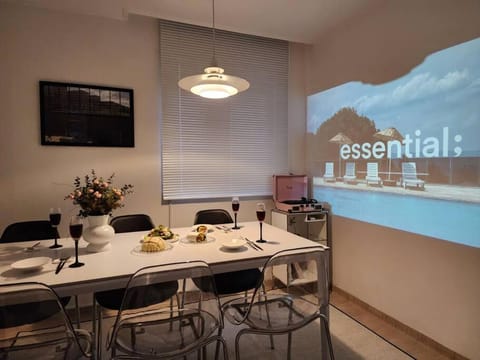 TV and multimedia, Food and drinks, Dining area, Food
