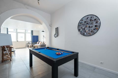 Billiard, Game Room