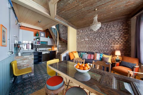 Coffee/tea facilities, Kitchen or kitchenette, Living room, Food and drinks, Seating area, Dining area, Food