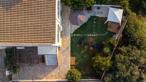 Shower, Property building, Garden, Hot Tub, Dining area, sunbed