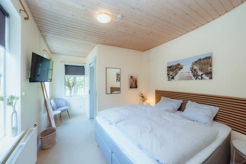 Bed, TV and multimedia, Photo of the whole room, Bedroom, room service