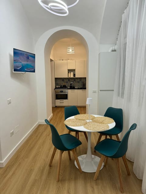 TV and multimedia, Kitchen or kitchenette, Living room, Seating area, Dining area