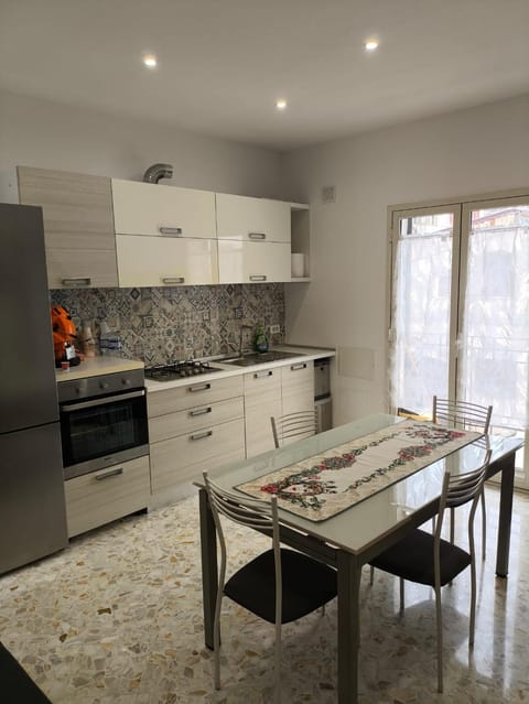 Kitchen or kitchenette, Dining area, oven