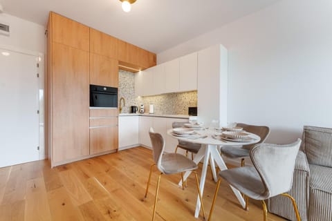 Kitchen or kitchenette, Living room, Seating area, Dining area