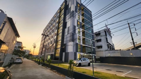 Property building, Day, Neighbourhood, City view, Location, Parking