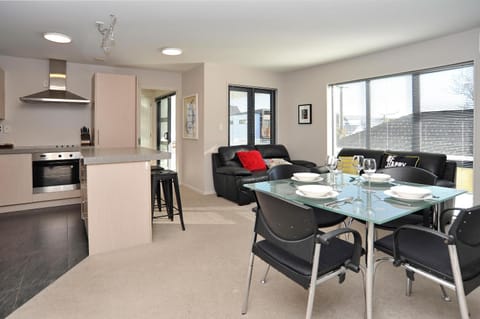 Kitchen or kitchenette, Living room, Seating area, Dining area