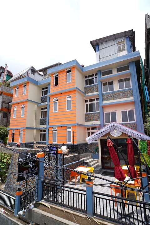 Property building, Day, Street view, Location, Parking