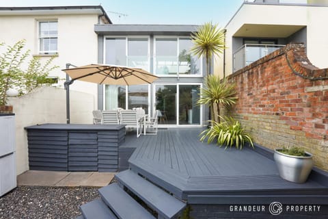 Belmont Retreat by Grandeur Property House in Southampton