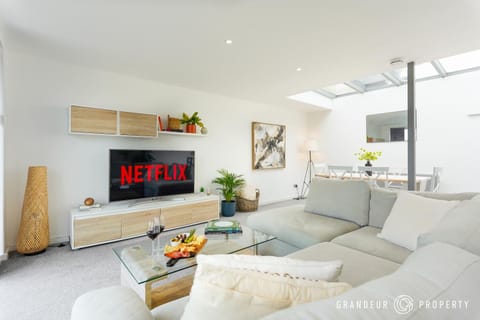 Belmont Retreat by Grandeur Property House in Southampton