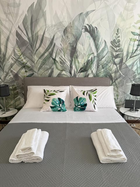 Bed, Bedroom, towels