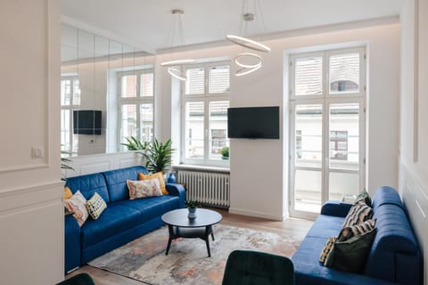 Communal lounge/ TV room, TV and multimedia, Living room, Seating area, Evening entertainment