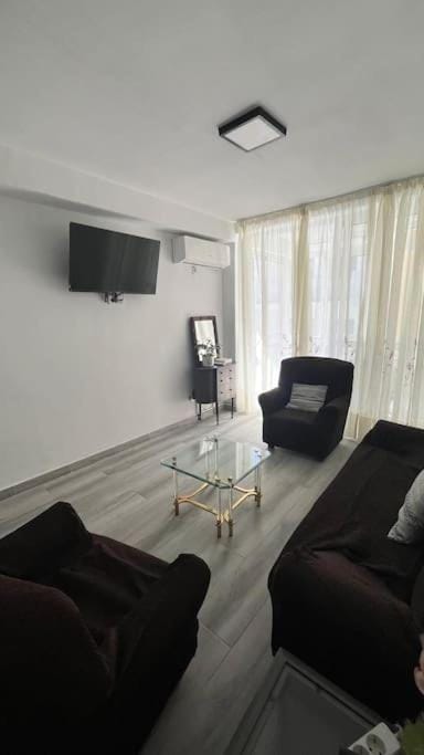 Communal lounge/ TV room, TV and multimedia, Living room, Seating area, Evening entertainment