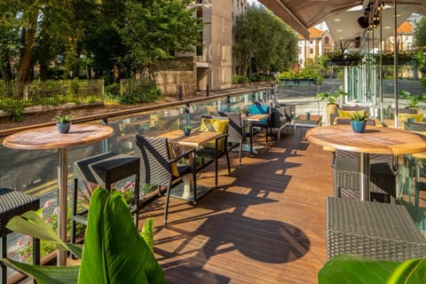 Patio, Restaurant/places to eat, Communal lounge/ TV room, Spring, Day, Seating area, Garden view